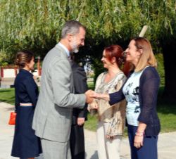Su Majestad el Rey recibe el saludo de la delegada del Gobierno en la Comunidad de Castilla y León, Virginia Barcones